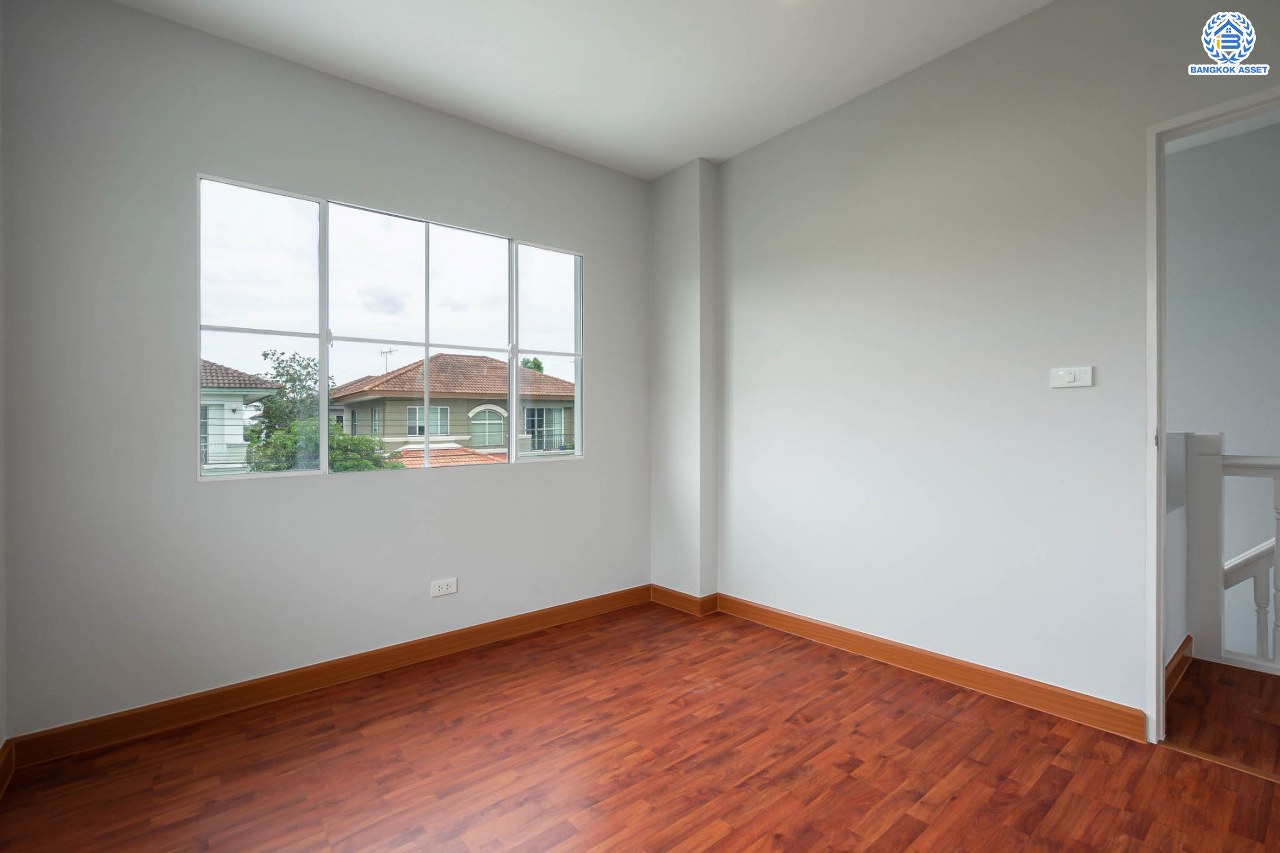 บ้านมือสองตกแต่งใหม่ แบรนด์ LH ม.มัณฑนา ราชพฤกษ์ เนื้อที่ 57.4 ตร.ว. ฟังก์ชัน 3 ห้องนอน 2 ห้องน้ำ จอดรถได้ 2 คัน พร้อมห้องอเนกประสงค์ 1 ห้อง สามารถปรับเปลี่ยนเป็นห้องทำงาน หรือห้องนอนได้ตามความต้องการ Facilities ตอบโจทย์ทุกกิจกรรม! บนทำเลใกล้วงเวียนพระราม5 เซ็นทรัลเวสต์เกต และรถไฟฟ้า "สถานีบางรักน้อยท่าอิฐ"